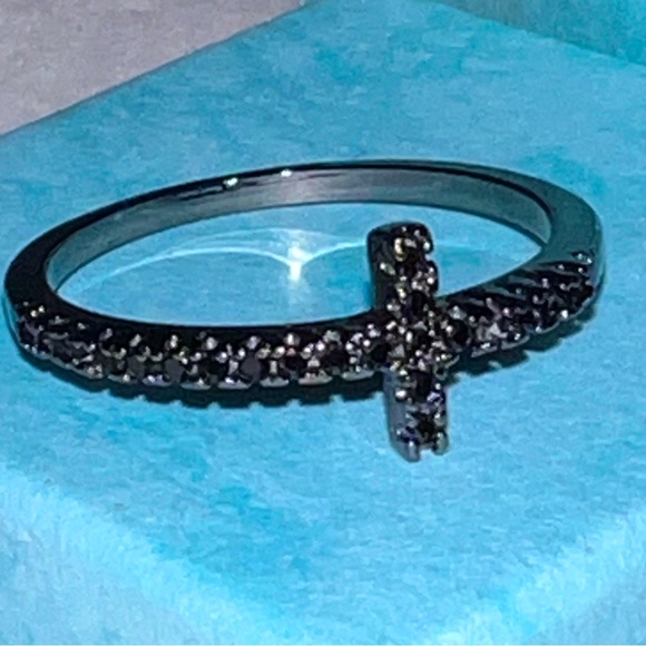 Beautiful brand new black cross ring - Picture 2 of 4